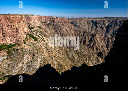 Les montagnes ASiR depuis le point de vue Habala (Al-Habalah), l'une des destinations de voyage les plus populaires en Arabie Saoudite. Banque D'Images