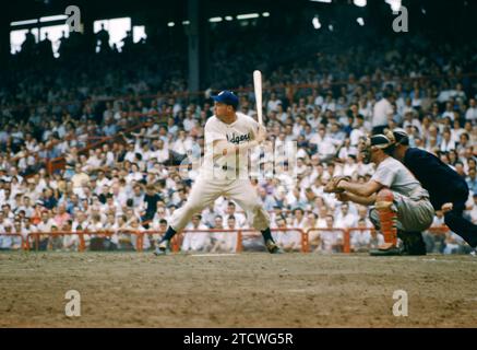 BROOKLYN, NY - 26 JUIN : Duke Snider (1926-2011) #4 des Dodgers de Brooklyn lors d'un match MLB contre les Cardinals de St Louis le 26 juin 1954 à Ebbets Field à Brooklyn, New York. (Photo de Hy Peskin) *** Légende locale *** Duke Snider Banque D'Images