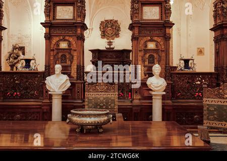 Sinaia, Roumanie – 01 novembre 2023 : intérieur du château de Peles avec les bustes du roi Carol Ier de Roumanie et de l'épouse de la reine Elisabeth de Wied. Banque D'Images