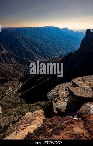 Les montagnes ASiR depuis le point de vue Habala (Al-Habalah), l'une des destinations de voyage les plus populaires en Arabie Saoudite. Banque D'Images