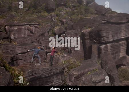 DATE DE SORTIE : 25 décembre 2015. TITRE : saut de point. STUDIO : Alcon Entertainment. RÉALISATEUR : Ericson Core. INTRIGUE : un jeune agent du FBI infiltre une équipe extraordinaire d'athlètes de sports extrêmes qu'il soupçonne d'avoir été le maître d'une série de volées d'entreprise sophistiquées et sans précédent. AVEC Edgar Ramirez, Luke Bracey, Ray Winstone. (Image de crédit : © Alcon Entertainment/Entertainment Pictures/ZUMAPRESS.com) USAGE ÉDITORIAL SEULEMENT! Non destiné à UN USAGE commercial ! Banque D'Images