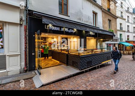 Les gens qui font du shopping à le Fournil de Mouffetard a boulangerie Pâtisserie rue Mouffetard dans le 5e arrondissement de Paris, France Banque D'Images