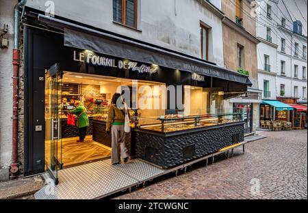 Les gens qui font du shopping à le Fournil de Mouffetard a boulangerie Pâtisserie rue Mouffetard dans le 5e arrondissement de Paris, France Banque D'Images