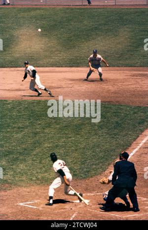 SAN FRANCISCO, CA - MAI 1960 : Willie Mays #24 des Giants de San Francisco rebondit le ballon haut dans les airs lors d'un match MLB contre les Cubs de Chicago vers mai 1960 au Candlestick Park à San Francisco, en Californie. (Photo de Hy Peskin) *** Légende locale *** Willie Mays Banque D'Images