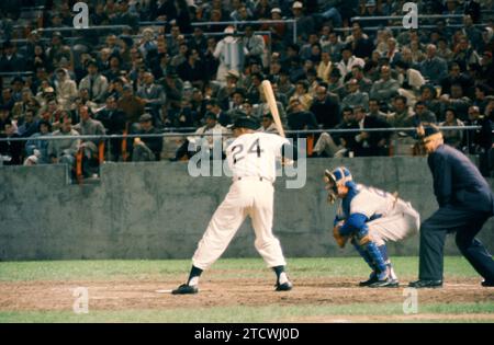 SAN FRANCISCO, CA - MAI 1960 : Willie Mays #24 des Giants de San Francisco lors d'un match MLB contre les Cubs de Chicago vers mai 1960 au Candlestick Park à San Francisco, Californie. (Photo de Hy Peskin) *** Légende locale *** Willie Mays Banque D'Images