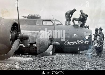 Un B-17 0F DE L'USAAF volant d'une base en Afrique du Nord en 1943 pour attaquer des cibles en Méditerranée a vu son train d'atterrissage endommagé pendant la mission. Nick-nommé Cotton Eyed Joe il a réussi un atterrissage en crash au retour. Banque D'Images