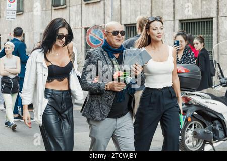 Les invités à l'extérieur de Giorgio Armani défilent pendant la Fashion week de Milan vêtements pour femmes Printemps/été 2024. Banque D'Images