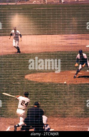 SAN FRANCISCO, CA - MAI 1960 : Willie Mays #24 des Giants de San Francisco frappe un ballon au milieu lors d'un match MLB contre les Cubs de Chicago vers mai 1960 au Candlestick Park à San Francisco, Californie. (Photo de Hy Peskin) *** Légende locale *** Willie Mays Banque D'Images