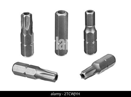 Jeu d'embouts de tournevis Torx et hexagonal de sécurité isolés sur fond blanc. Gros plan d'un groupe de tournevis en acier avec queue hexagonale ou trou central. Banque D'Images