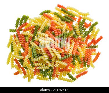 Gros plan un tas de pâtes colorées de type fusilli isolées sur fond blanc. Vue de dessus un tas de rotini jaune, rouge ou vert en forme de vis de la nourriture italienne. Banque D'Images