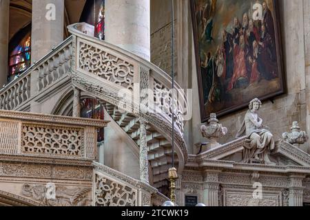 Le jubé de pierre sculpté élaboré, ou écran de toit à l'intérieur de l'église Saint-Étienne-du-Mont, l'une des plus belles églises de Paris, France Banque D'Images