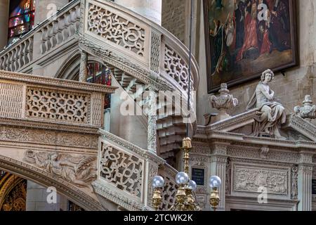 Le jubé de pierre sculpté élaboré, ou écran de toit à l'intérieur de l'église Saint-Étienne-du-Mont, l'une des plus belles églises de Paris, France Banque D'Images