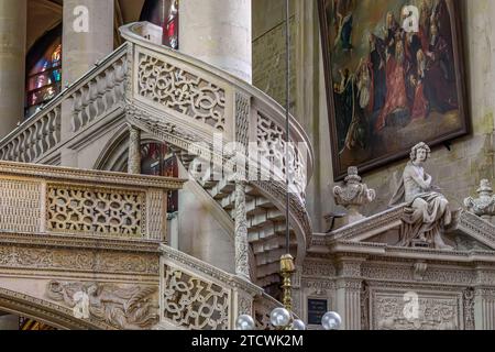 Le jubé de pierre sculpté élaboré, ou écran de toit à l'intérieur de l'église Saint-Étienne-du-Mont, l'une des plus belles églises de Paris, France Banque D'Images