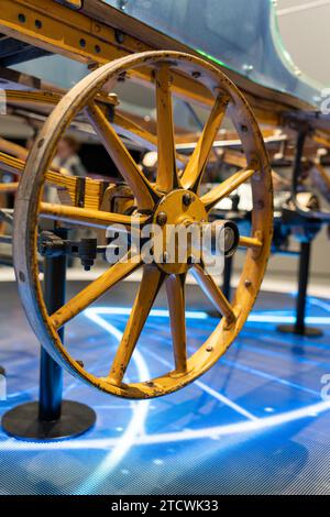 Roues de voiture vintage - véhicules classiques. Ancienne roue de wagon. Stuttgart, Allemagne, 17 août 2023 : gros plan sur la roue jaune de la voiture au musée Porsche. Banque D'Images