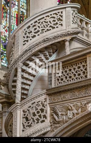 Le jubé de pierre sculpté élaboré, ou écran de toit à l'intérieur de l'église Saint-Étienne-du-Mont, l'une des plus belles églises de Paris, France Banque D'Images