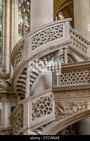 Le jubé de pierre sculpté élaboré, ou écran de toit à l'intérieur de l'église Saint-Étienne-du-Mont, l'une des plus belles églises de Paris, France Banque D'Images