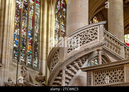 Le jubé de pierre sculpté élaboré, ou écran de toit à l'intérieur de l'église Saint-Étienne-du-Mont, l'une des plus belles églises de Paris, France Banque D'Images