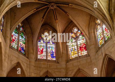 Vitraux à l'extrémité est de l'abside de l'église de Saint-Étienne-du-Mont , Paris, France Banque D'Images