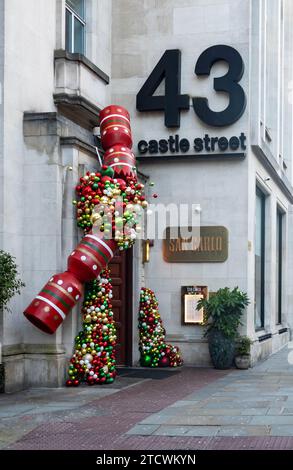 Décorations de Noël à l'entrée du restaurant italien San Carlo sur Castle Street à Liverpool Banque D'Images