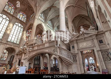 Le jubé de pierre sculpté élaboré, ou écran de toit à l'intérieur de l'église Saint-Étienne-du-Mont, l'une des plus belles églises de Paris, France Banque D'Images