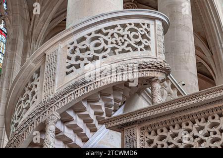 Le jubé de pierre sculpté élaboré, ou écran de toit à l'intérieur de l'église Saint-Étienne-du-Mont, l'une des plus belles églises de Paris, France Banque D'Images