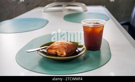 Vue du petit déjeuner un bouquet de croissants au chocolat et une tasse de café avec fond d'ambiance café. parfait pour les menus de restaurant. Lumières douces, créer un confortable Banque D'Images