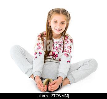 Belle adolescente font l'étirement de papillon assis et sourires isolés sur fond blanc Banque D'Images