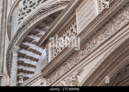 Le jubé de pierre sculpté élaboré, ou écran de toit à l'intérieur de l'église Saint-Étienne-du-Mont, l'une des plus belles églises de Paris, France Banque D'Images