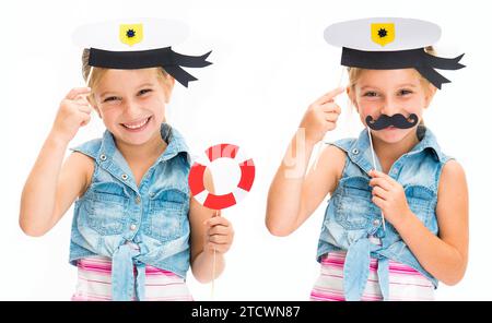 Ensemble de petite fille blonde souriante Holdind masque marin jouets isolé sur fond blanc Banque D'Images