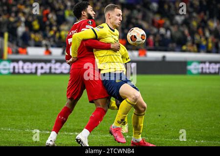 Bruxelles, Belgique. 14 décembre 2023. Joe Gomez de Liverpool et Gustaf Nilsson de l'Union se battent pour le ballon lors d'un match entre l'équipe belge de football Royale Union Saint Gilloise et le club anglais Liverpool FC, le jeudi 14 décembre 2023 à Bruxelles, le sixième et dernier jour de la phase de groupes de la compétition UEFA Europa League, dans le groupe E. BELGA PHOTO LAURIE DIEFFEMBACQ crédit : Belga News Agency/Alamy Live News Banque D'Images