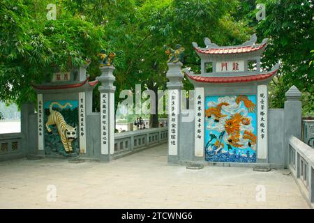 Hanoi, Vietnam - avril 22 2009 : entrée du temple de la montagne de Jade, situé sur le lac Hoan Kiem dans le centre de Hanoi. Il a été construit sur l'île de Jade Banque D'Images