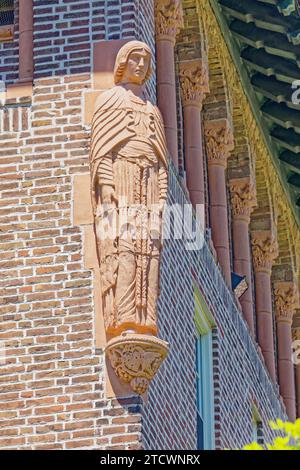 Des statues se trouvent à l'entrée de la cour centrale de Cedar court ; l'immeuble d'appartements en briques et en pierre fait partie du quartier historique de Jackson Heights. Banque D'Images