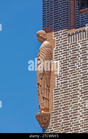 Des statues se trouvent à l'entrée de la cour centrale de Cedar court ; l'immeuble d'appartements en briques et en pierre fait partie du quartier historique de Jackson Heights. Banque D'Images