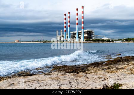 Vue de la centrale électrique au gaz française de Martigues et de ses quatre anciennes cheminées, qui ne sont plus en service. Des nuages menaçants peuvent être vus dans t Banque D'Images