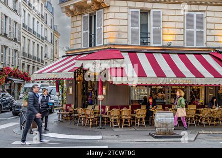 Les gens assis dehors sur la terrasse au café Varenne un restaurant, café sur la rue du bac dans le 7e arrondissement de Paris, France Banque D'Images