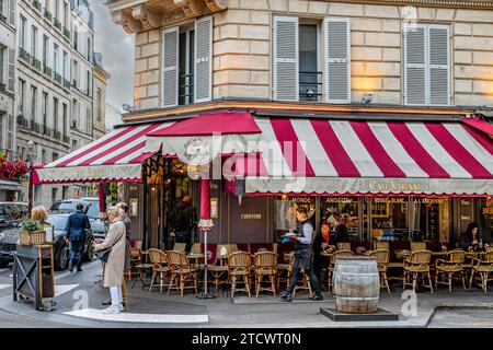 Les gens assis dehors sur la terrasse au café Varenne un restaurant, café sur la rue du bac dans le 7e arrondissement de Paris, France Banque D'Images