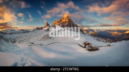 Le Giau Pass est un col de montagne dans les Dolomites dans la province de Belluno en Italie. Elle relie Cortina d'Ampezzo avec Colle Santa Lucia. Banque D'Images