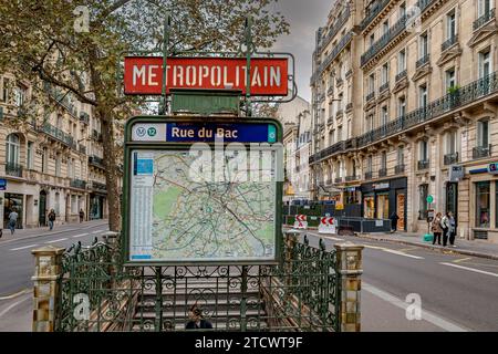 L'entrée de la station de métro Ru du bac sur le boulevard Raspail dans le 7e arrondissement de Paris Banque D'Images