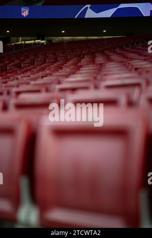 Madrid, Espagne. 13 décembre 2023. Le logo du Club Atletico de Madrid et les sièges vides sont visibles avant le match de football de l'UEFA Champions League entre le Club Atletico de Madrid et le SS Lazio. Crédit : Nicolò Campo/Alamy Live News Banque D'Images