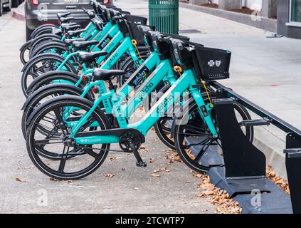 Baton Rouge, LA - 27 octobre 2023 : marque Gotcha de vélos électriques à louer dans la capitale de l'état de Louisiane Banque D'Images