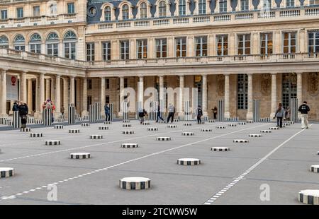 La cour intérieure, Cour d'Honneur, au Palais Royal avec une installation artistique de Daniel Buren de colonnes rayées noires et blanches, Paris, France Banque D'Images