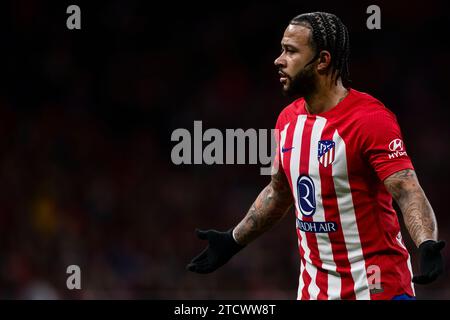 Madrid, Espagne. 13 décembre 2023. Memphis Depay du Club Atletico de Madrid fait des gestes pendant le match de football de l'UEFA Champions League entre le Club Atletico de Madrid et le SS Lazio. Crédit : Nicolò Campo/Alamy Live News Banque D'Images