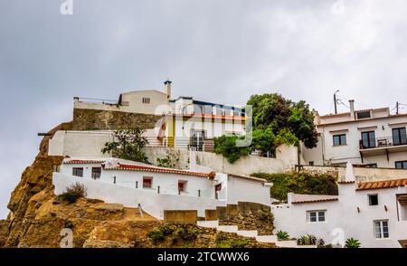 Village méditerranéen d'Azenhas do Mar qui signifie «moulins à eau de la mer» sur la côte atlantique dans la municipalité de Sintra, Portugal. Banque D'Images