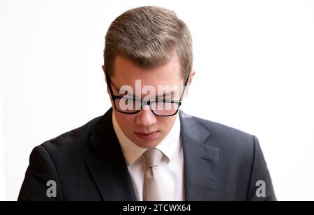 Munich, Allemagne. 12 décembre 2023. Daniel Halemba, politicien de l'AfD, participe à une session plénière du Parlement bavarois. Daniel Halemba, membre bavarois de l'AfD au Parlement de l'État, menacé d'expulsion du parti pour violation des règlements du parti, a démissionné de tous les postes du parti avec effet immédiat. Il suspend également ses droits d'adhésion au parti, a annoncé Halemba jeudi soir (14.12.2023). Crédit : Sven Hoppe/dpa/Alamy Live News Banque D'Images