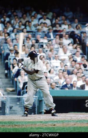 BRONX, NY - 19 JUIN : Minnie Minoso #9 des battes des White Sox de Chicago lors d'un match de MLB contre les Yankees de New York le 19 juin 1955 au Yankee Stadium dans le Bronx, New York. (Photo de Hy Peskin) *** Légende locale *** Minnie Minoso Banque D'Images