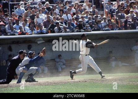 SAN FRANCISCO, CA - 30 MAI : Willie Mays #24 des Giants de San Francisco faufile le terrain lors d'un match MLB contre les Cubs de Chicago le 30 mai 1960 au Candlestick Park à San Francisco, en Californie. (Photo de Hy Peskin) *** Légende locale *** Willie Mays Banque D'Images