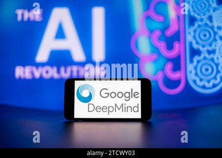 Dans cette illustration photo, le Google DeepMind, logo vu affiché sur un écran de téléphone mobile avec le symbole de révolution IA (intelligence artificielle) en arrière-plan. Banque D'Images