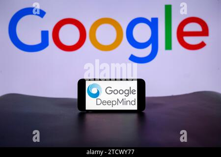 Dans cette illustration photo, le logo Google DeepMind vu affiché sur un écran de téléphone mobile avec le logo Google en arrière-plan. Banque D'Images