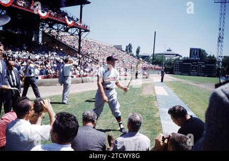 PITTSBURGH, PA - 7 juillet : Harmon Killebrew # 3 de la Ligue américaine de Washington et sénateurs pose pour les photographes avant la 26e MLB All-Star Game entre la Ligue américaine All-Stars contre la Ligue nationale All-Stars le 7 juillet 1959 à Forbes Field à Pittsburgh, en Pennsylvanie. (Photo de Hy Peskin) *** légende locale *** Harmon Killebrew Banque D'Images