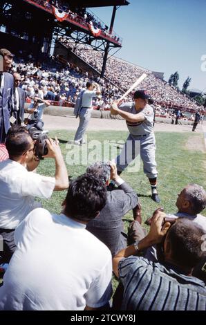 PITTSBURGH, PA - 7 juillet : Harmon Killebrew # 3 de la Ligue américaine de Washington et sénateurs pose pour les photographes avant la 26e MLB All-Star Game entre la Ligue américaine All-Stars contre la Ligue nationale All-Stars le 7 juillet 1959 à Forbes Field à Pittsburgh, en Pennsylvanie. (Photo de Hy Peskin) *** légende locale *** Harmon Killebrew Banque D'Images